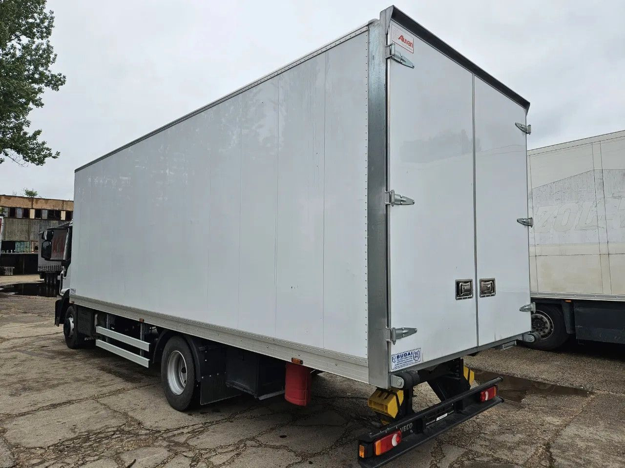 Iveco EuroCargo 120 - 210 BOX 12t Only 7554 km - Skříňový nákladní auto: obrázek 4 Iveco EuroCargo 120 - 210 BOX 12t Only 7554 km - Skříňový nákladní auto: obrázek 4