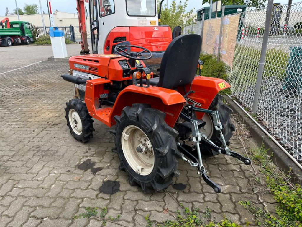 KUBOTA KUBOTA Trecker Diverse 1400 mit Zapfwelle am Heck und Heuwender - Malotraktor: obrázek 4 KUBOTA KUBOTA Trecker Diverse 1400 mit Zapfwelle am Heck und Heuwender - Malotraktor: obrázek 4