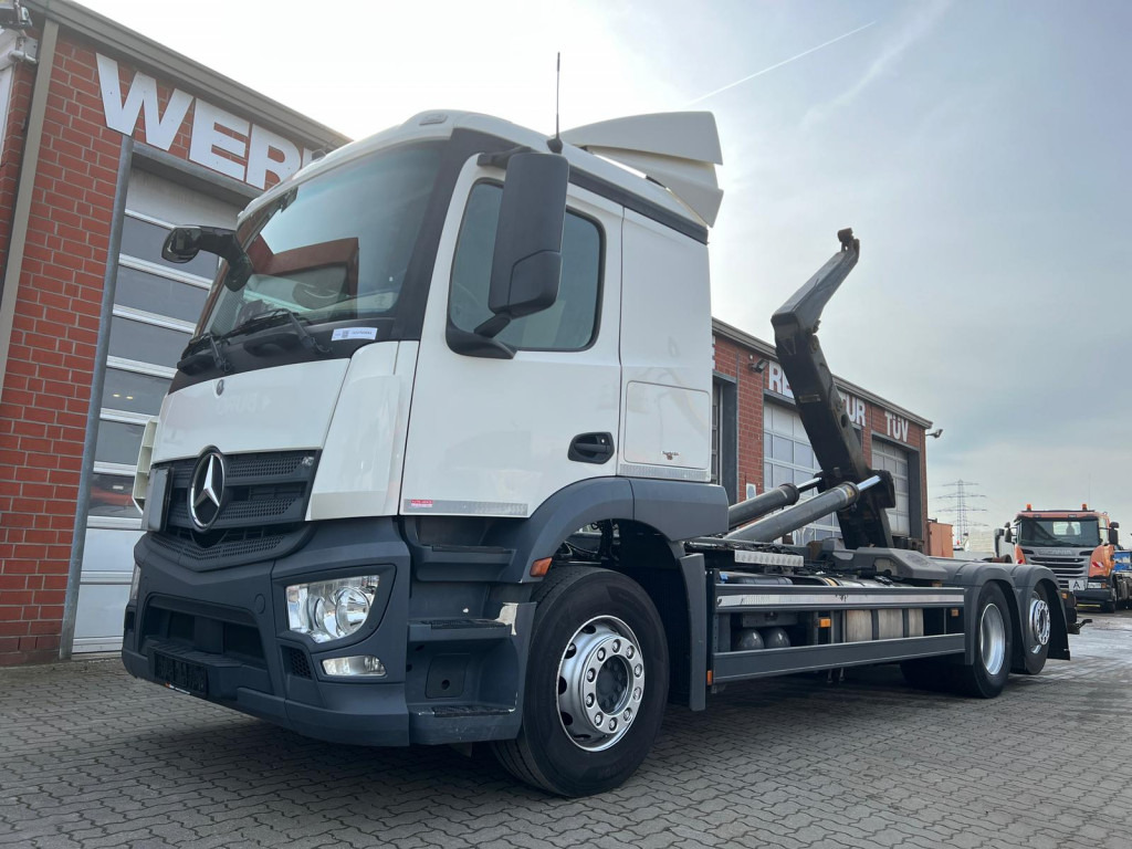 MERCEDES-BENZ Actros neu 2543 L 6x2 Abrollkipper Meiller Funk - Hákový nosič kontejnerů: obrázek 1 MERCEDES-BENZ Actros neu 2543 L 6x2 Abrollkipper Meiller Funk - Hákový nosič kontejnerů: obrázek 1