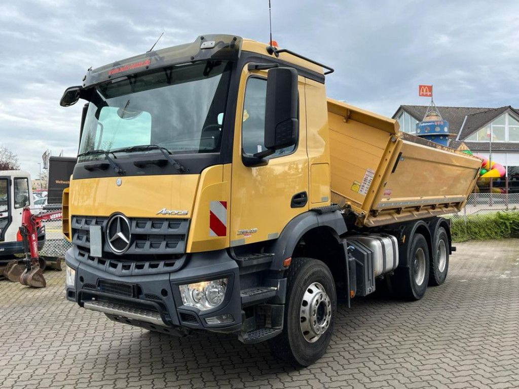 Mercedes-Benz Arocs 2643 K 6x4 3-Achs Kipper Blatt/Blatt, AP A - Sklápěč: obrázek 1 Mercedes-Benz Arocs 2643 K 6x4 3-Achs Kipper Blatt/Blatt, AP A - Sklápěč: obrázek 1
