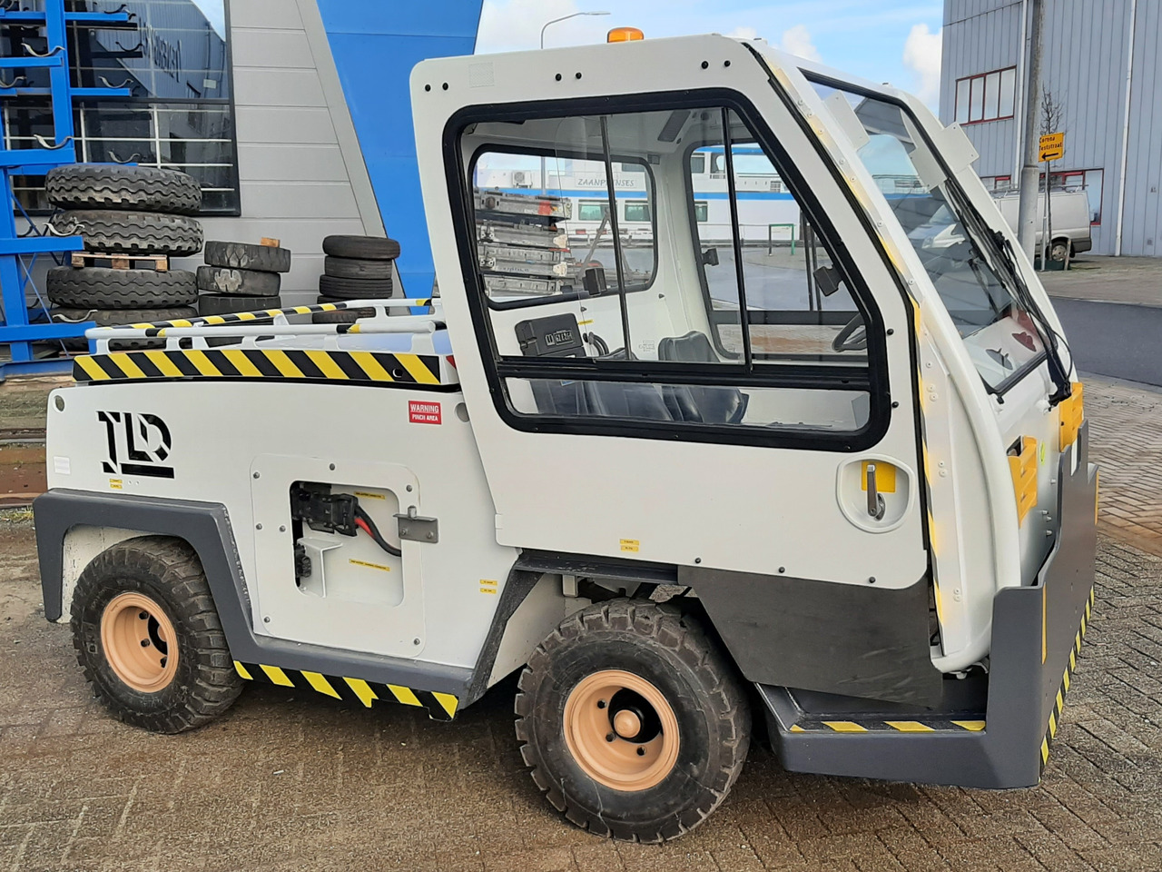 Baggage tractor TLD - Tažný traktor pro zavazadla: obrázek 1 Baggage tractor TLD - Tažný traktor pro zavazadla: obrázek 1