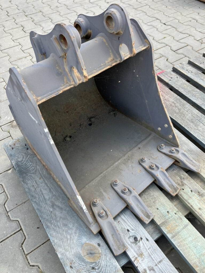 Volvo Tieflöffel mit Zähnen - Festanbau - Rýpadlo-nakladač: obrázek 1 Volvo Tieflöffel mit Zähnen - Festanbau - Rýpadlo-nakladač: obrázek 1