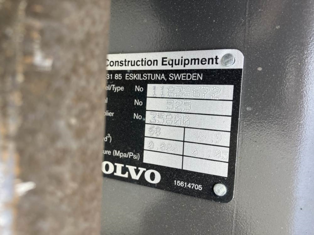 Volvo Tieflöffel mit Zähnen - Festanbau - Rýpadlo-nakladač: obrázek 3 Volvo Tieflöffel mit Zähnen - Festanbau - Rýpadlo-nakladač: obrázek 3