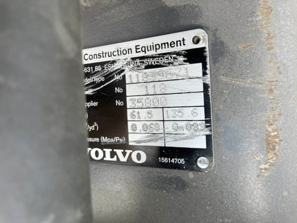 Volvo Tieflöffel mit Zähnen - Festanbau - Rýpadlo-nakladač: obrázek 3 Volvo Tieflöffel mit Zähnen - Festanbau - Rýpadlo-nakladač: obrázek 3