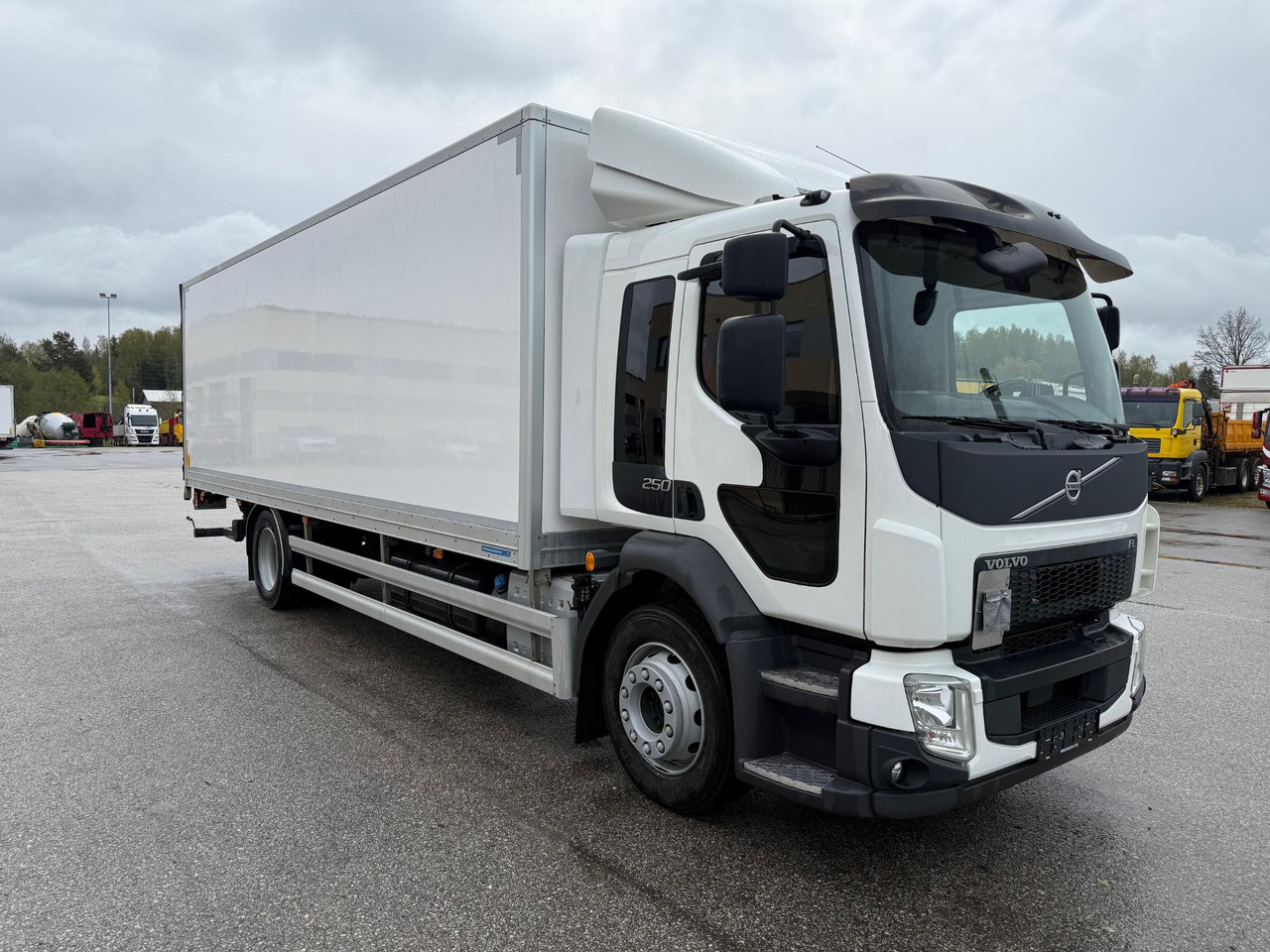 VOLVO FL250 - Skříňový nákladní auto: obrázek 1 VOLVO FL250 - Skříňový nákladní auto: obrázek 1
