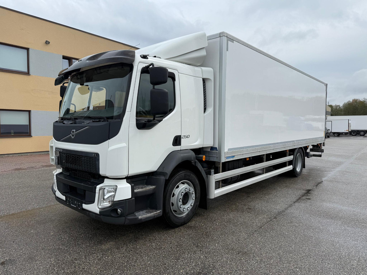 VOLVO FL250 - Skříňový nákladní auto: obrázek 2 VOLVO FL250 - Skříňový nákladní auto: obrázek 2