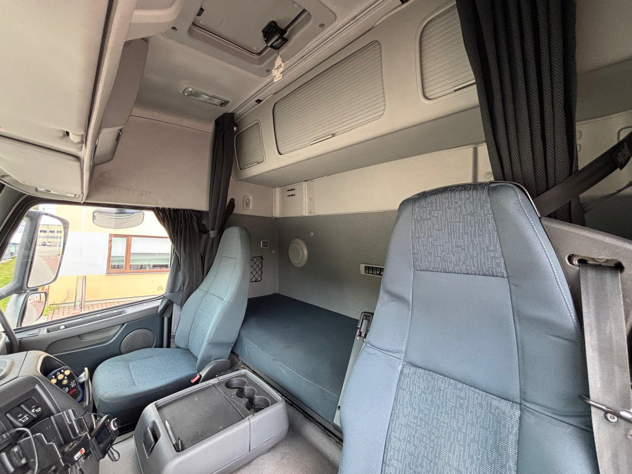 Skříňový nákladní auto VOLVO FM330: obrázek 9