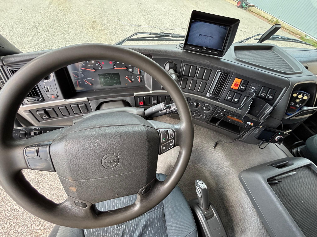 Skříňový nákladní auto VOLVO FM330: obrázek 16