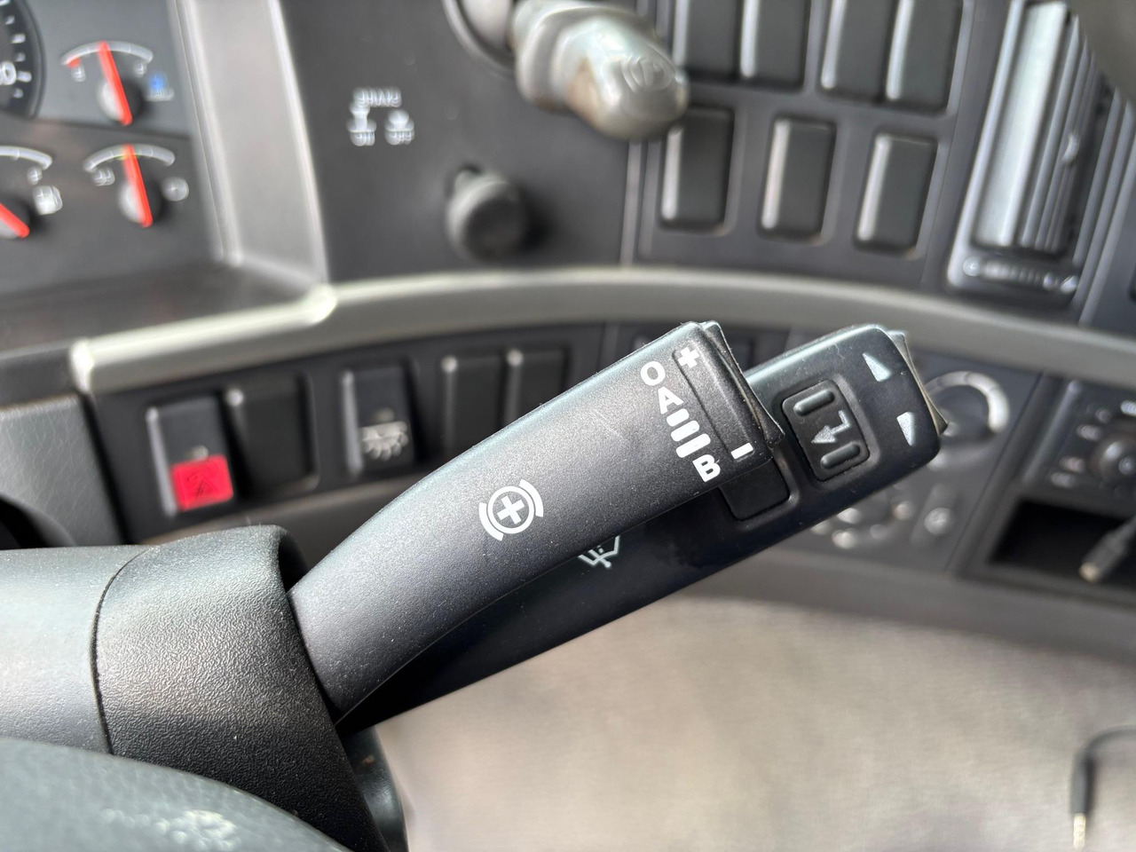 Skříňový nákladní auto VOLVO FM330: obrázek 19