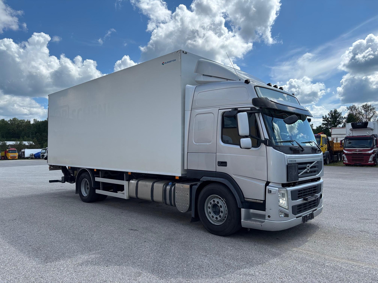 VOLVO FM330 - Skříňový nákladní auto: obrázek 1 VOLVO FM330 - Skříňový nákladní auto: obrázek 1