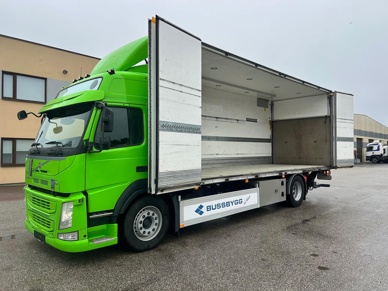 VOLVO FM330 - Skříňový nákladní auto: obrázek 3 VOLVO FM330 - Skříňový nákladní auto: obrázek 3