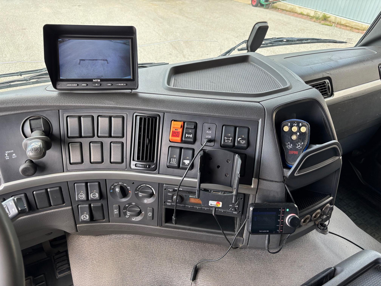Skříňový nákladní auto VOLVO FM330: obrázek 18
