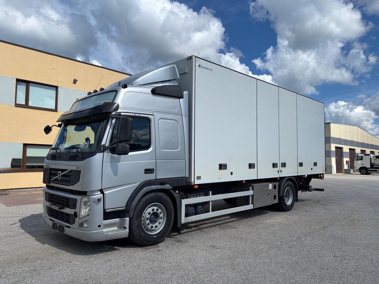 VOLVO FM330 - Skříňový nákladní auto: obrázek 3 VOLVO FM330 - Skříňový nákladní auto: obrázek 3