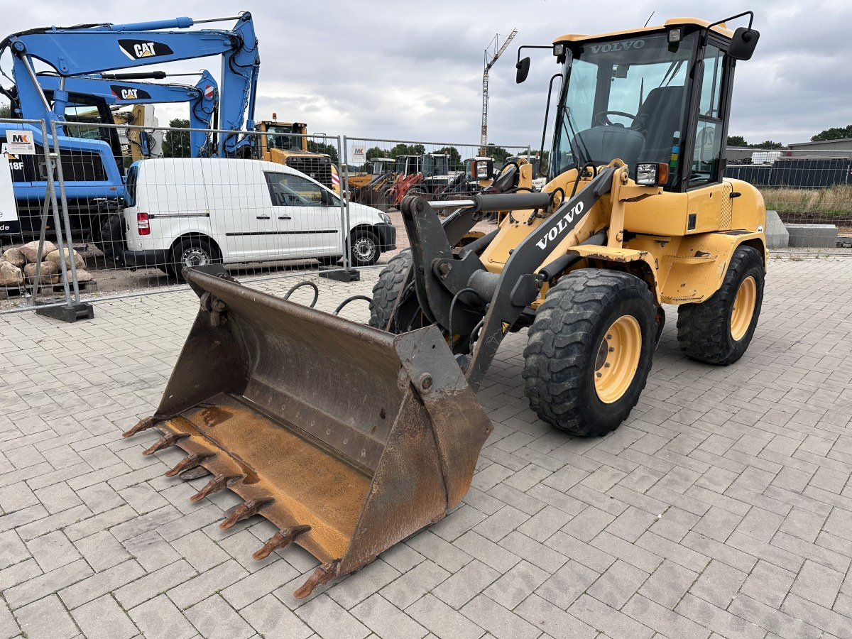 VOLVO L 30 B PRO 3er Kreis Klappschaufel+Palettengabel - Kolový nakladač: obrázek 3 VOLVO L 30 B PRO 3er Kreis Klappschaufel+Palettengabel - Kolový nakladač: obrázek 3