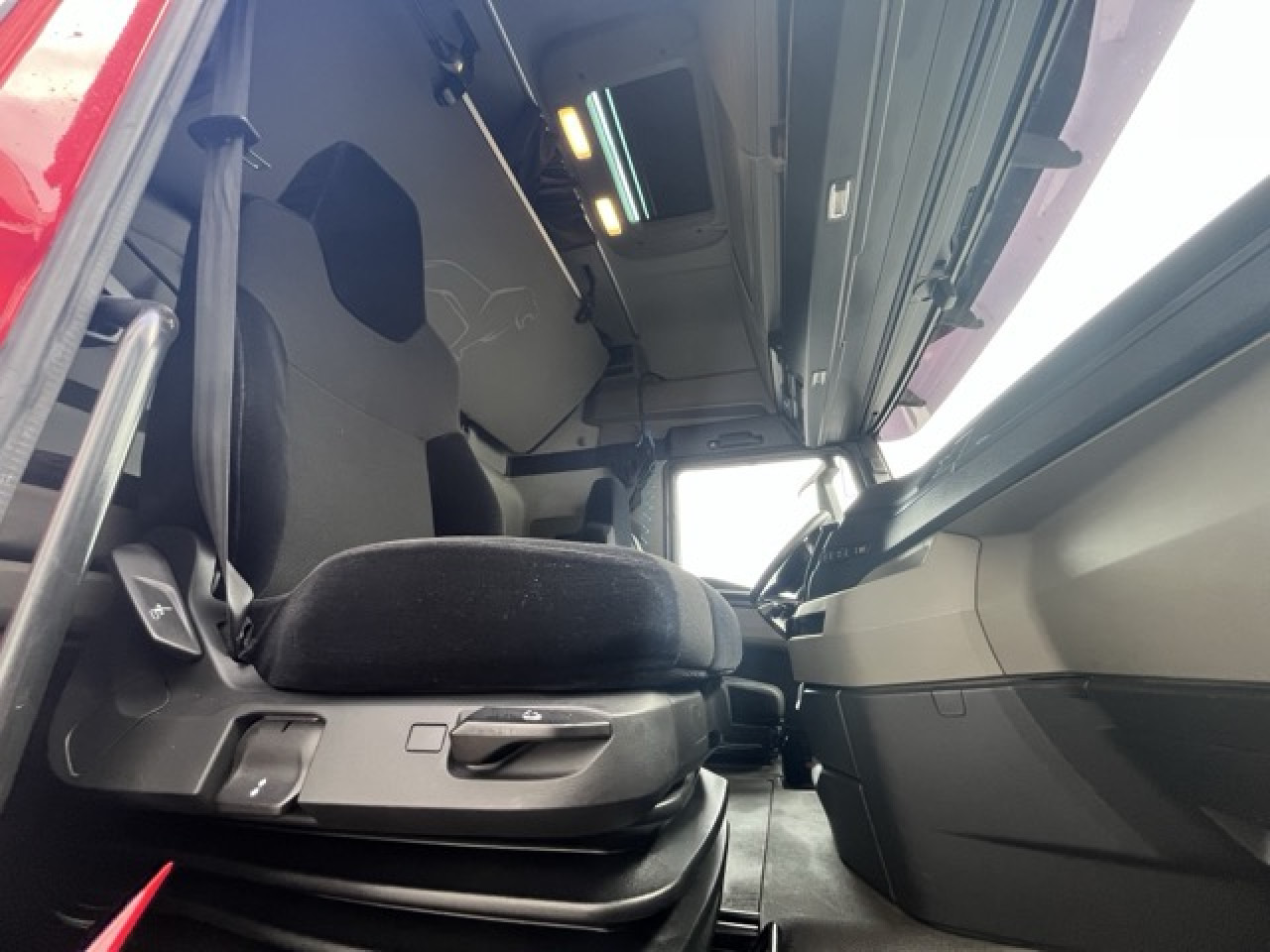 MAN TGX 18.510 4x2 LL SA Euro6 Retarder Klima ZV - Tahač: obrázek 4 MAN TGX 18.510 4x2 LL SA Euro6 Retarder Klima ZV - Tahač: obrázek 4