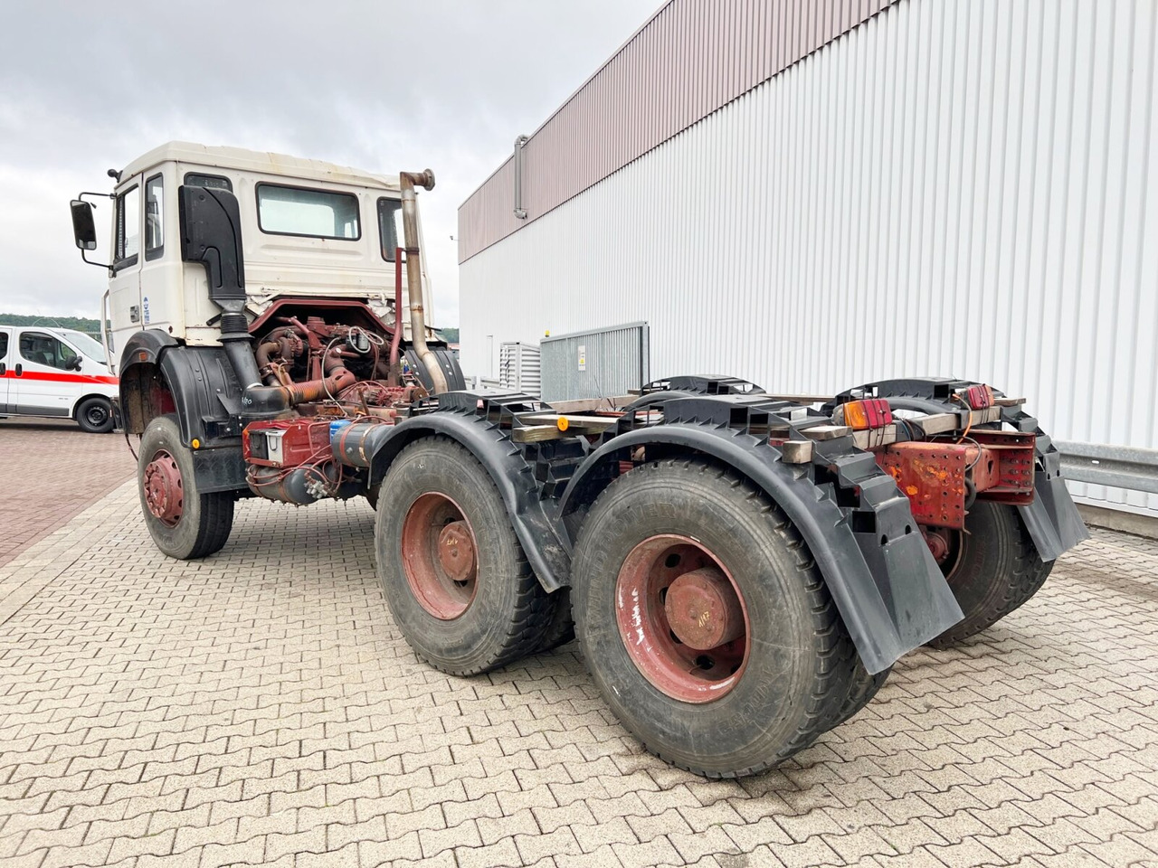 Podvozek s kabinou 260-34 AHW 6x6 260-34 AHW 6x6, V8, Manual, Full Steel: obrázek 12
