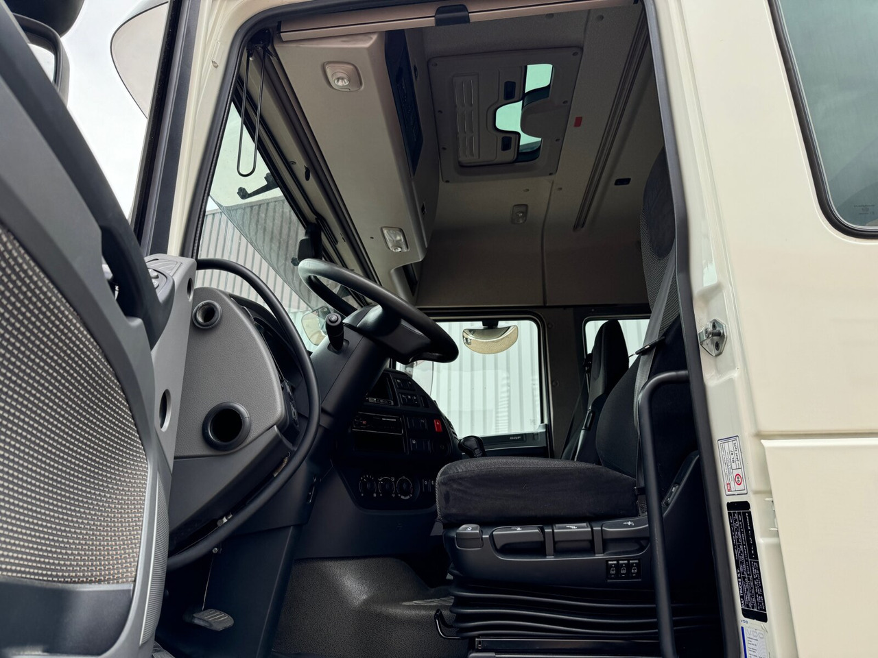 DAF XF 410 FA 4x2 XF 410 FA 4x2, Fahrschule, 2x AHK, 6 Sitze - Nákladní automobil valníkový/ Plošinový: obrázek 2 DAF XF 410 FA 4x2 XF 410 FA 4x2, Fahrschule, 2x AHK, 6 Sitze - Nákladní automobil valníkový/ Plošinový: obrázek 2