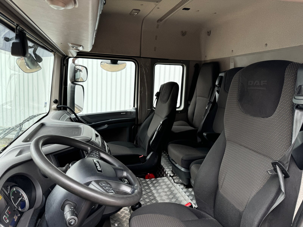 DAF XF 410 FA 4x2 XF 410 FA 4x2, Fahrschule, 2x AHK, 6 Sitze - Nákladní automobil valníkový/ Plošinový: obrázek 3 DAF XF 410 FA 4x2 XF 410 FA 4x2, Fahrschule, 2x AHK, 6 Sitze - Nákladní automobil valníkový/ Plošinový: obrázek 3
