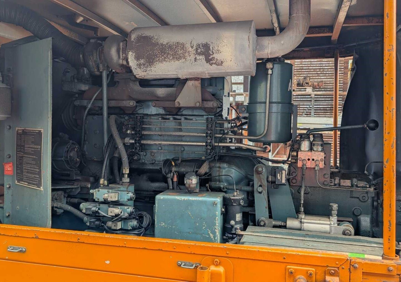 Unimog U52 411 4x4 Schneefräse U52 411 4x4, Schmidt Schneefräse mit Separatmotor - Dodávka: obrázek 3 Unimog U52 411 4x4 Schneefräse U52 411 4x4, Schmidt Schneefräse mit Separatmotor - Dodávka: obrázek 3