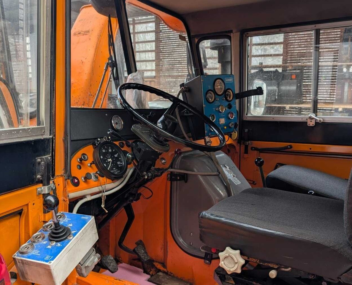 Unimog U52 411 4x4 Schneefräse U52 411 4x4, Schmidt Schneefräse mit Separatmotor - Dodávka: obrázek 4 Unimog U52 411 4x4 Schneefräse U52 411 4x4, Schmidt Schneefräse mit Separatmotor - Dodávka: obrázek 4