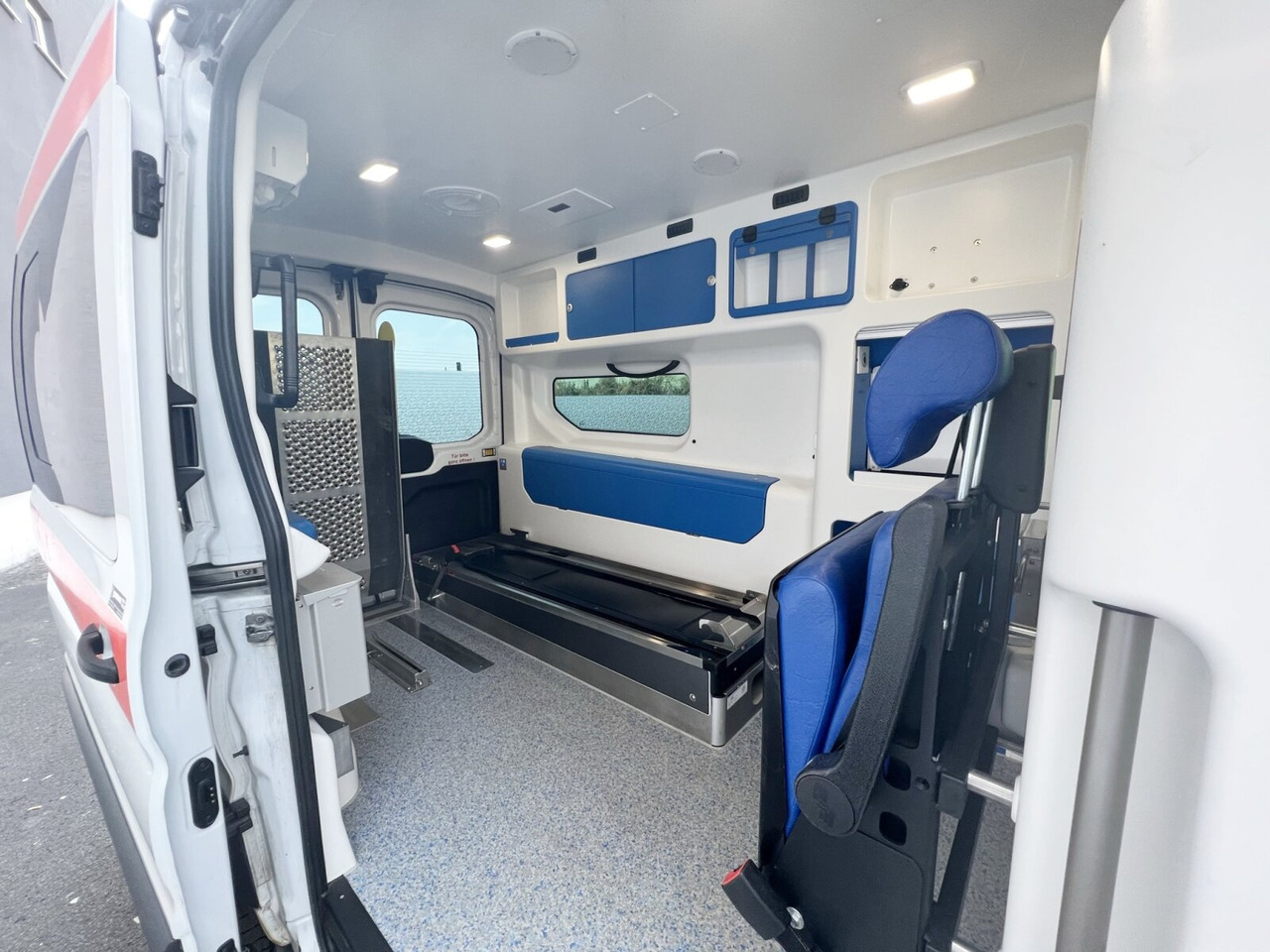 Ford Transit 2.2 TDCI 4x2 Transit 2.2 TDCI 4x2, Krankentransporter - Pohotovostní vůz: obrázek 2 Ford Transit 2.2 TDCI 4x2 Transit 2.2 TDCI 4x2, Krankentransporter - Pohotovostní vůz: obrázek 2