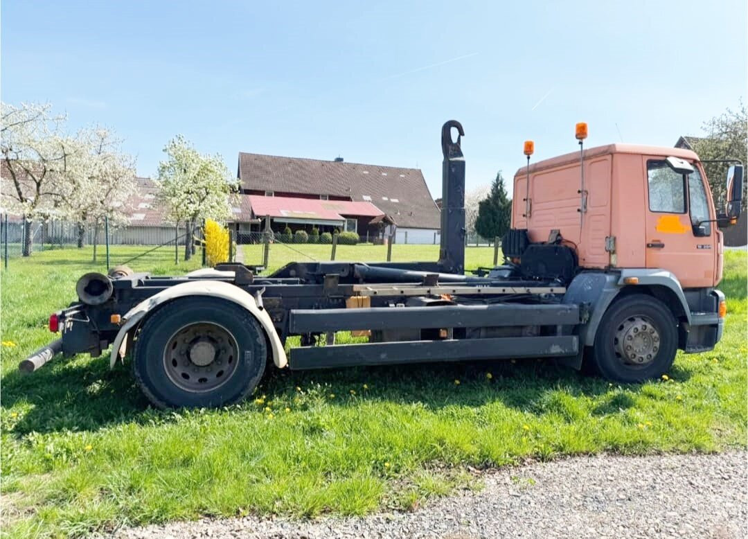 MAN LE 18.280 4x2 LL LE 18.280 4x2 LL, 6-Zylinder, Winterdienstausstattung - Hákový nosič kontejnerů: obrázek 4 MAN LE 18.280 4x2 LL LE 18.280 4x2 LL, 6-Zylinder, Winterdienstausstattung - Hákový nosič kontejnerů: obrázek 4