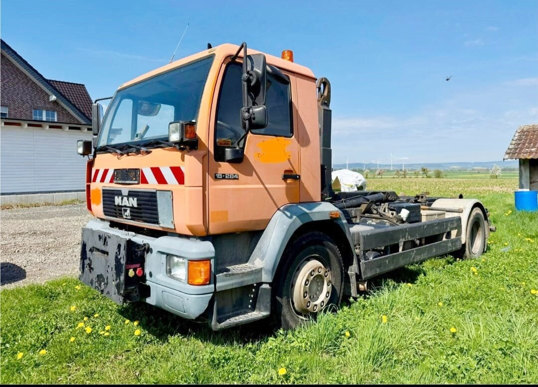 MAN LE 18.280 4x2 LL LE 18.280 4x2 LL, 6-Zylinder, Winterdienstausstattung - Hákový nosič kontejnerů: obrázek 1 MAN LE 18.280 4x2 LL LE 18.280 4x2 LL, 6-Zylinder, Winterdienstausstattung - Hákový nosič kontejnerů: obrázek 1