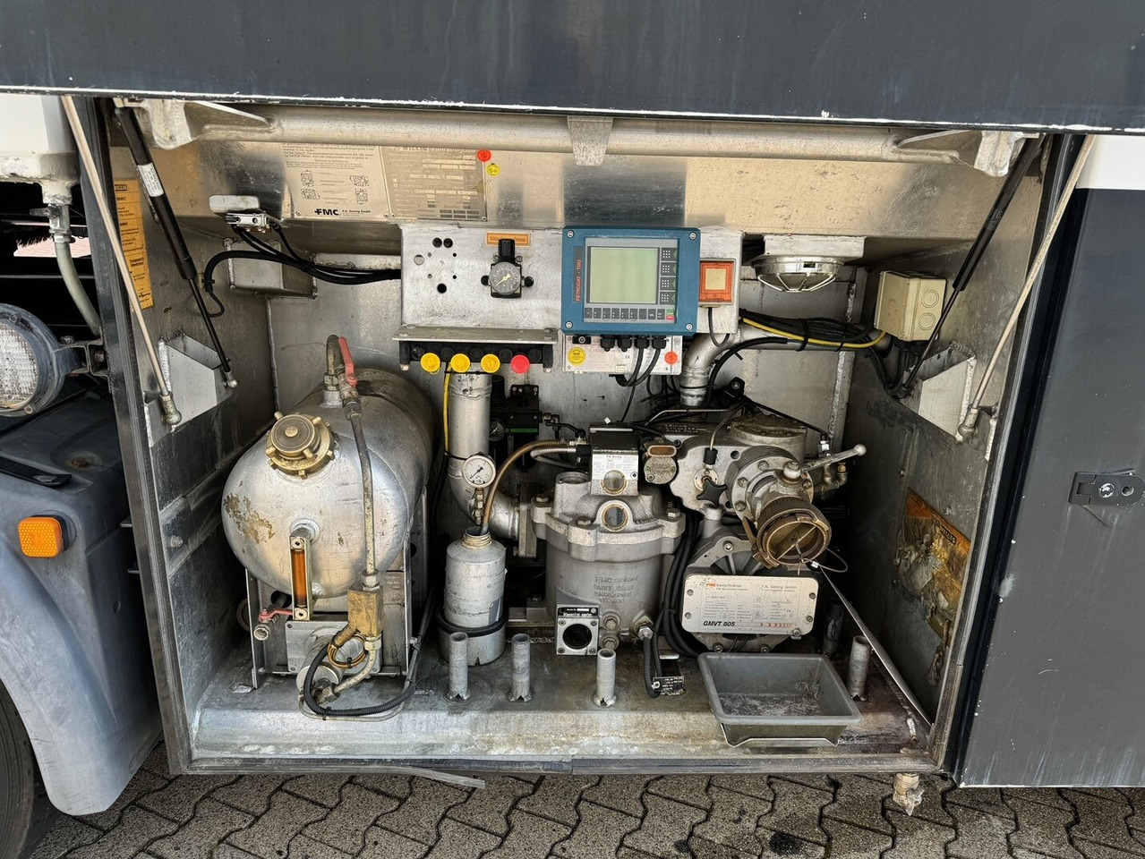 Cisternové vozidlo MAN TGA 26.390 6X2-4 BL TGA 26.390 6X2-4 BL, Lenk-/Liftachse, Willig Tankaufbau ca. 20.000l, 3 Kammern: obrázek 9