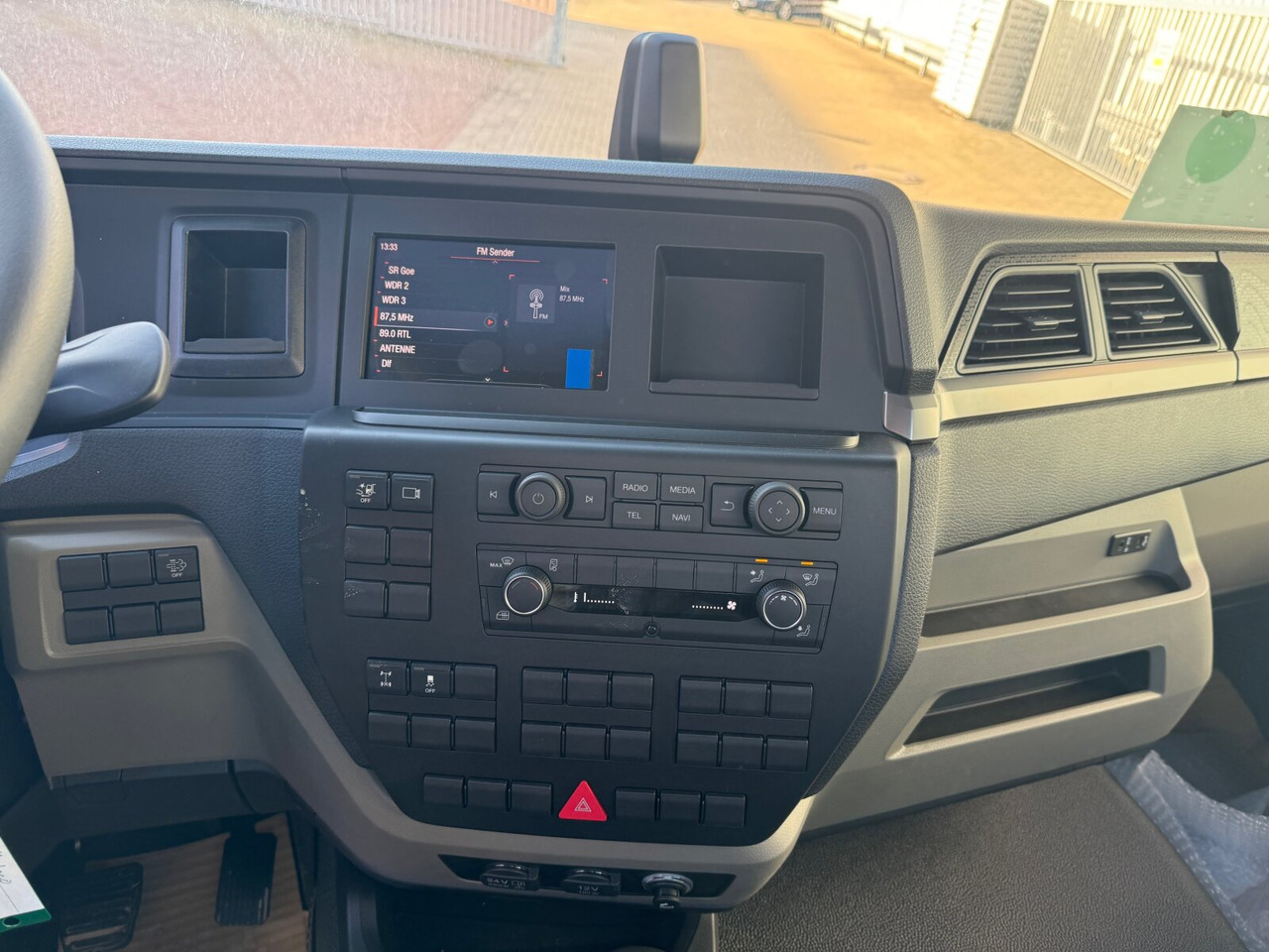 MAN TGL 8.190 4x2 BB CH TGL 8.190 4x2 BB CH, Nebenantrieb, 2x VORHANDEN - Podvozek s kabinou: obrázek 4 MAN TGL 8.190 4x2 BB CH TGL 8.190 4x2 BB CH, Nebenantrieb, 2x VORHANDEN - Podvozek s kabinou: obrázek 4