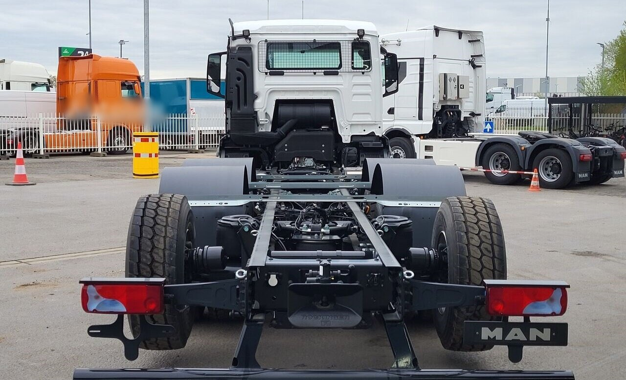 MAN TGS 35.470 8x4-4 BL TGS 35.470 8x4-4 BL, Lenk-/Liftachse, Navi, Nebenantrieb - Podvozek s kabinou: obrázek 3 MAN TGS 35.470 8x4-4 BL TGS 35.470 8x4-4 BL, Lenk-/Liftachse, Navi, Nebenantrieb - Podvozek s kabinou: obrázek 3