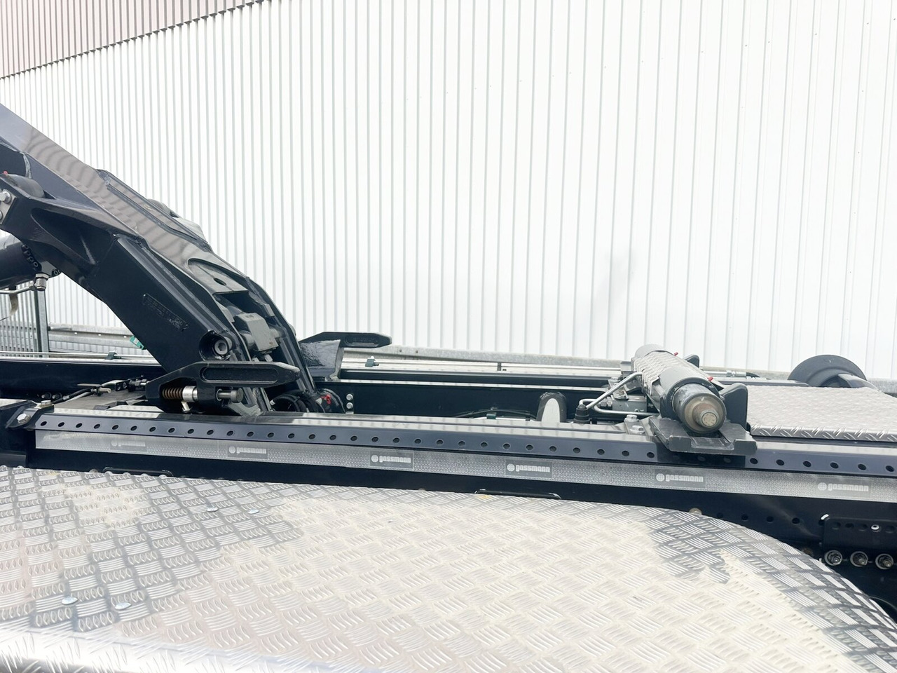 MAN TGS 35.480 8X4 BL TGS 35.480 8X4 BL, Intarder, Kran HMF 3220-K6, 4-fach Abstützung, Funk - Hákový nosič kontejnerů, Auto s hydraulickou rukou: obrázek 5 MAN TGS 35.480 8X4 BL TGS 35.480 8X4 BL, Intarder, Kran HMF 3220-K6, 4-fach Abstützung, Funk - Hákový nosič kontejnerů, Auto s hydraulickou rukou: obrázek 5