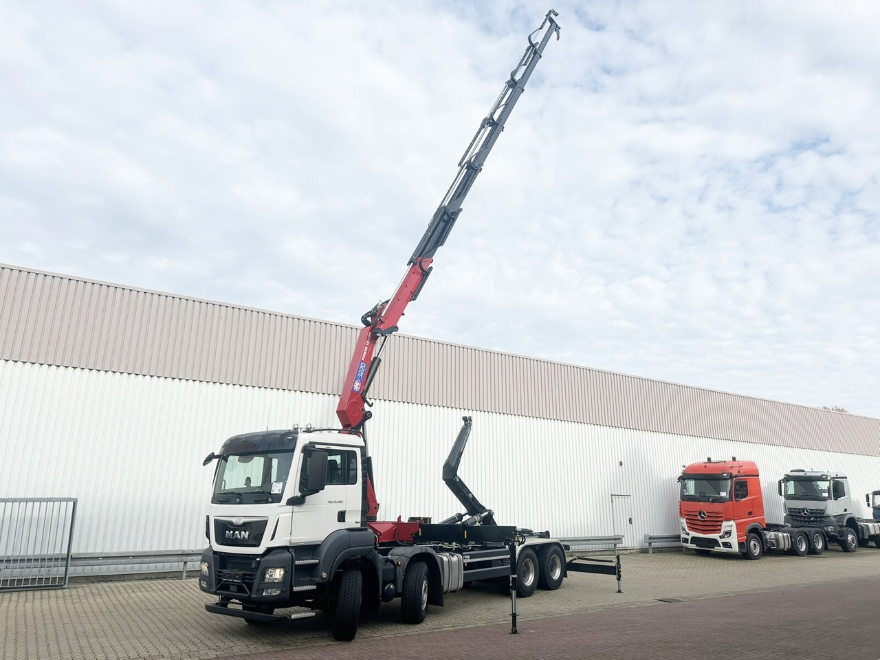 MAN TGS 35.480 8X4 BL TGS 35.480 8X4 BL, Intarder, Kran HMF 3220-K6, 4-fach Abstützung, Funk - Hákový nosič kontejnerů, Auto s hydraulickou rukou: obrázek 1 MAN TGS 35.480 8X4 BL TGS 35.480 8X4 BL, Intarder, Kran HMF 3220-K6, 4-fach Abstützung, Funk - Hákový nosič kontejnerů, Auto s hydraulickou rukou: obrázek 1