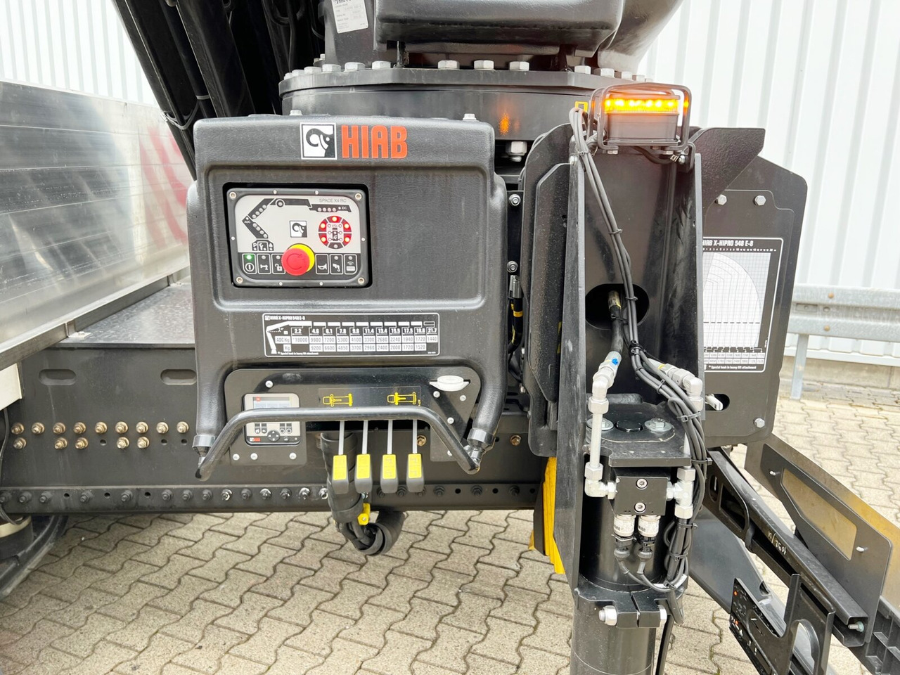 MAN TGX 26.510 6x2-4 LL CH TGX 26.510 6x2-4 LL, Kran Hiab X-HiPro 548 E-8, Lenk-/Liftachse, TwistLock 20Fuß, Funk, Retarder - Auto s hydraulickou rukou, Nákladní automobil valníkový/ Plošinový: obrázek 3 MAN TGX 26.510 6x2-4 LL CH TGX 26.510 6x2-4 LL, Kran Hiab X-HiPro 548 E-8, Lenk-/Liftachse, TwistLock 20Fuß, Funk, Retarder - Auto s hydraulickou rukou, Nákladní automobil valníkový/ Plošinový: obrázek 3