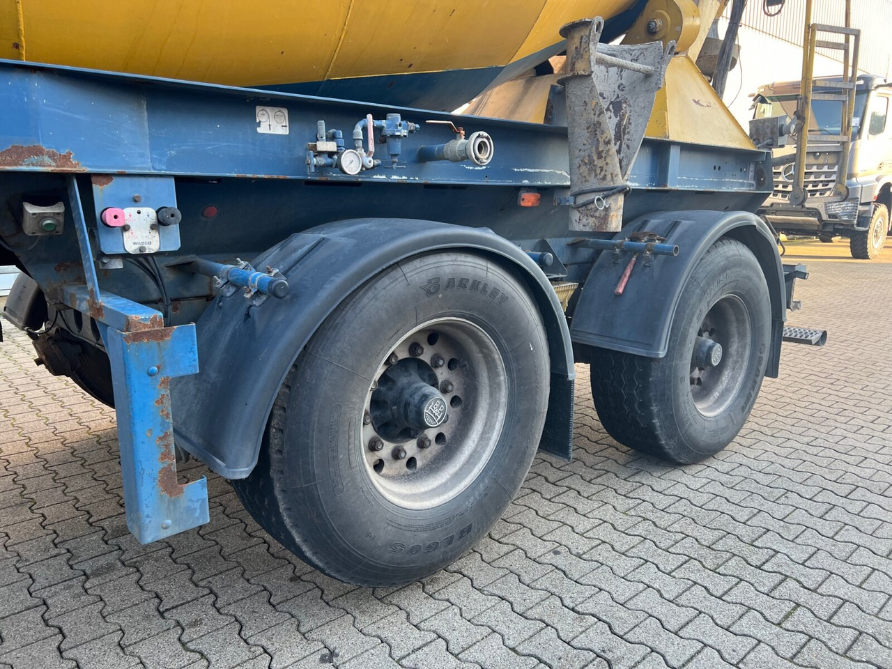 MÜLLER MITTELTAL SF 32 BM/BS mit LIEBHERR Betonmischer ca. 10m³ MÜLLER MITTELTAL SF 32 BM/BS mit LIEBHERR Betonmischer ca. 10m³, Liftachse - Návěs domíchávač: obrázek 2 MÜLLER MITTELTAL SF 32 BM/BS mit LIEBHERR Betonmischer ca. 10m³ MÜLLER MITTELTAL SF 32 BM/BS mit LIEBHERR Betonmischer ca. 10m³, Liftachse - Návěs domíchávač: obrázek 2