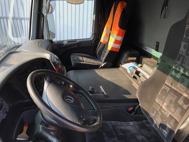 Mercedes-Benz Actros 1841 L 4x2 Actros 1841 L 4x2, Esterer Tankaufbau ca. 13.500l, 2 Kammern - Cisternové vozidlo: obrázek 5 Mercedes-Benz Actros 1841 L 4x2 Actros 1841 L 4x2, Esterer Tankaufbau ca. 13.500l, 2 Kammern - Cisternové vozidlo: obrázek 5