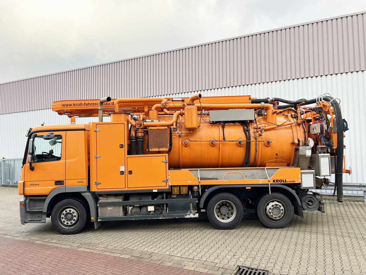 Mercedes-Benz Actros 2544 L 6x2 Actros 2544 L 6x2, Lenkachse, Kroll Saug-/Spülwagen ca. 12m³, Funk - Čistič odpadových jam: obrázek 3 Mercedes-Benz Actros 2544 L 6x2 Actros 2544 L 6x2, Lenkachse, Kroll Saug-/Spülwagen ca. 12m³, Funk - Čistič odpadových jam: obrázek 3