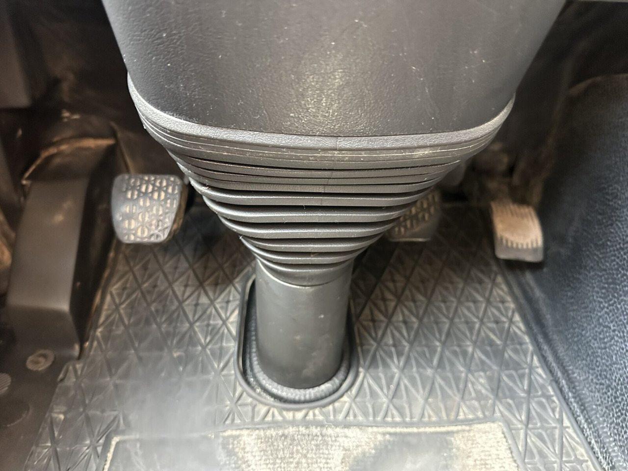 Mercedes-Benz Actros 3348 AK 6x6 Actros 3348 AK 6x6 - Podvozek s kabinou: obrázek 4 Mercedes-Benz Actros 3348 AK 6x6 Actros 3348 AK 6x6 - Podvozek s kabinou: obrázek 4