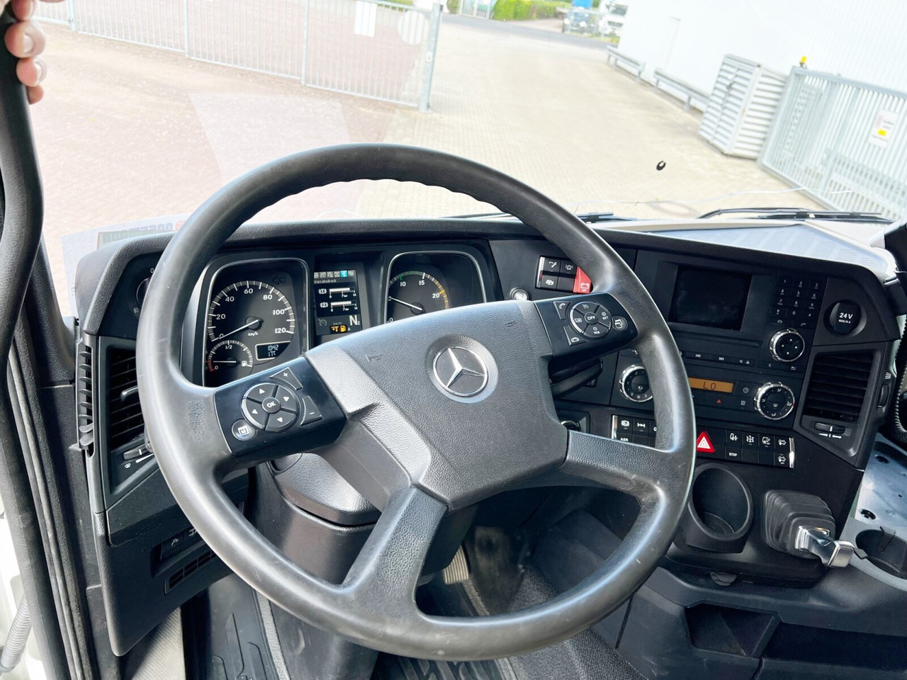 Mercedes-Benz Actros 3551 L 8x2/4 Actros 3551 L 8x2/4, Vorlauflenkachse, Doppelbereifte Nachlaufliftachse - Podvozek s kabinou: obrázek 3 Mercedes-Benz Actros 3551 L 8x2/4 Actros 3551 L 8x2/4, Vorlauflenkachse, Doppelbereifte Nachlaufliftachse - Podvozek s kabinou: obrázek 3