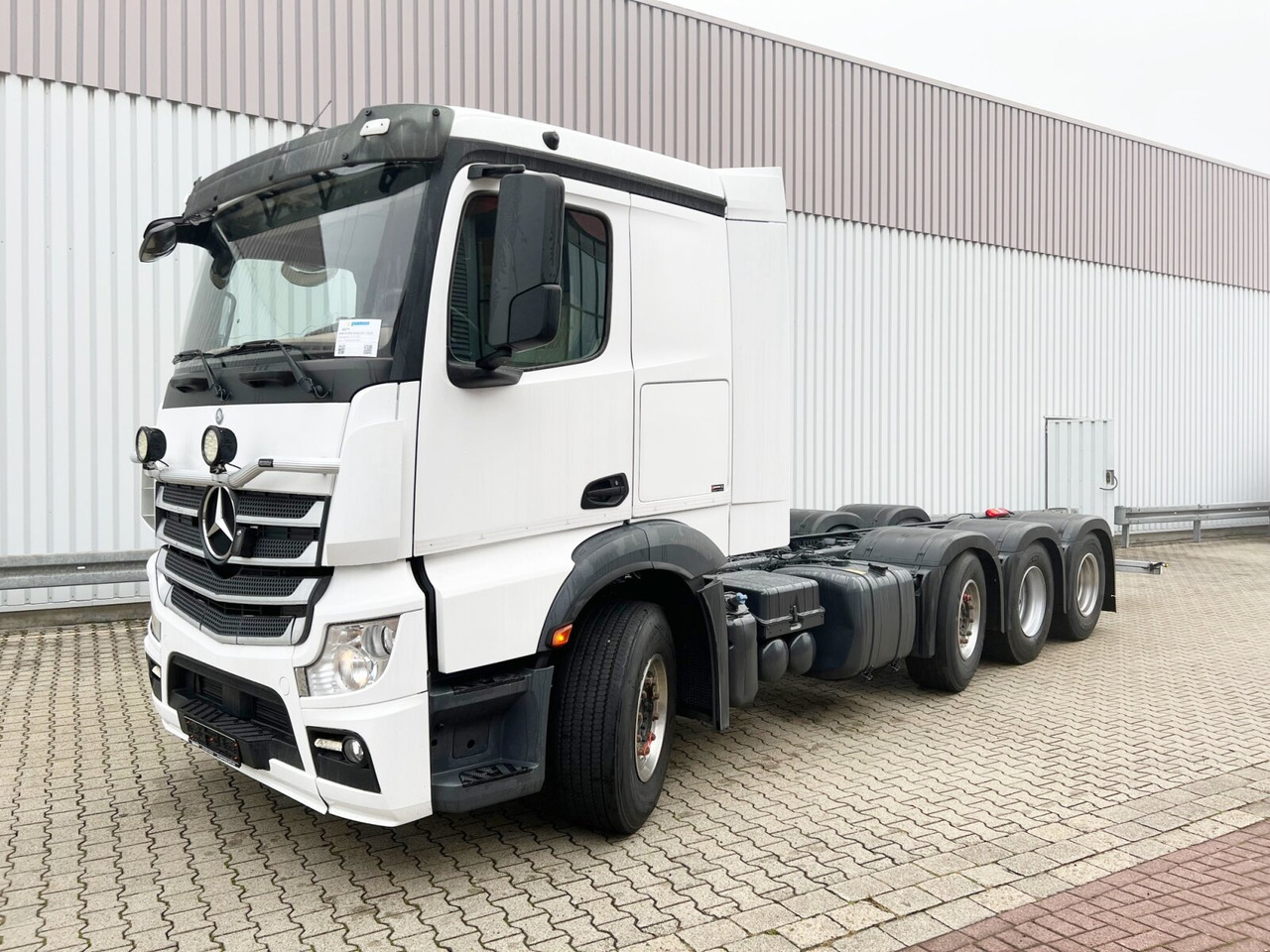 Mercedes-Benz Actros 3551 L 8x2/4 Actros 3551 L 8x2/4, Vorlauflenkachse, Doppelbereifte Nachlaufliftachse - Podvozek s kabinou: obrázek 1 Mercedes-Benz Actros 3551 L 8x2/4 Actros 3551 L 8x2/4, Vorlauflenkachse, Doppelbereifte Nachlaufliftachse - Podvozek s kabinou: obrázek 1