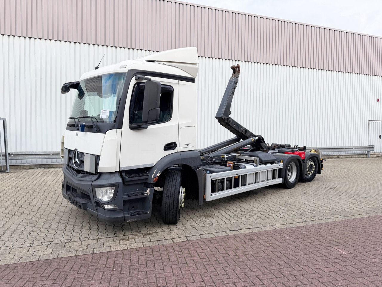 Mercedes-Benz Antos 2643 L 6x2 Antos 2643 L 6x2, Lenk-/Liftachse, Motorabtrieb, Meiller, Funk - Hákový nosič kontejnerů: obrázek 1 Mercedes-Benz Antos 2643 L 6x2 Antos 2643 L 6x2, Lenk-/Liftachse, Motorabtrieb, Meiller, Funk - Hákový nosič kontejnerů: obrázek 1