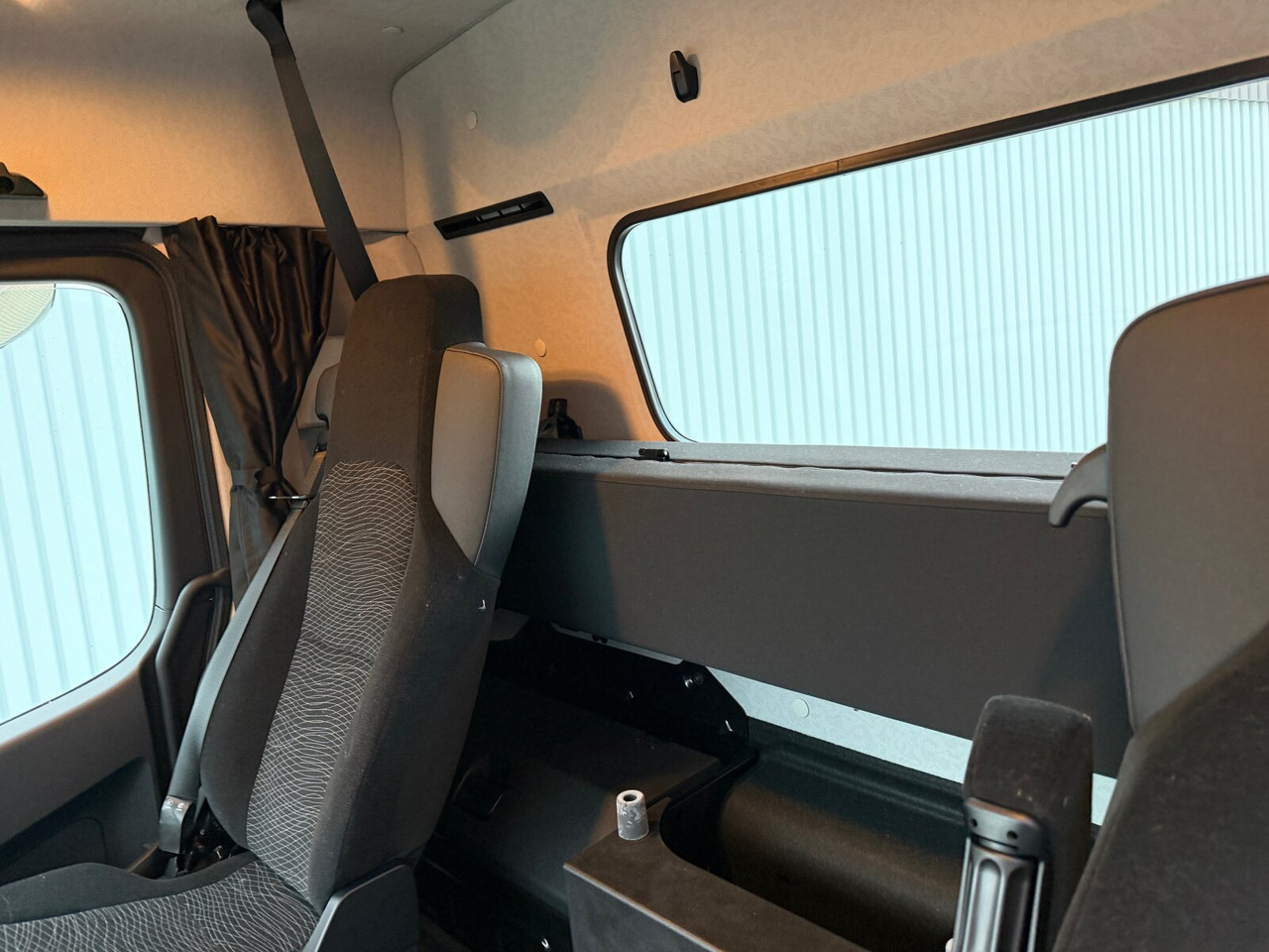 Mercedes-Benz Arocs 2542 L 6x2/4 Arocs 2542 L 6x2/4, Vorlauflenk-/liftachse, Navi, MultimediaCockpit - Podvozek s kabinou: obrázek 5 Mercedes-Benz Arocs 2542 L 6x2/4 Arocs 2542 L 6x2/4, Vorlauflenk-/liftachse, Navi, MultimediaCockpit - Podvozek s kabinou: obrázek 5