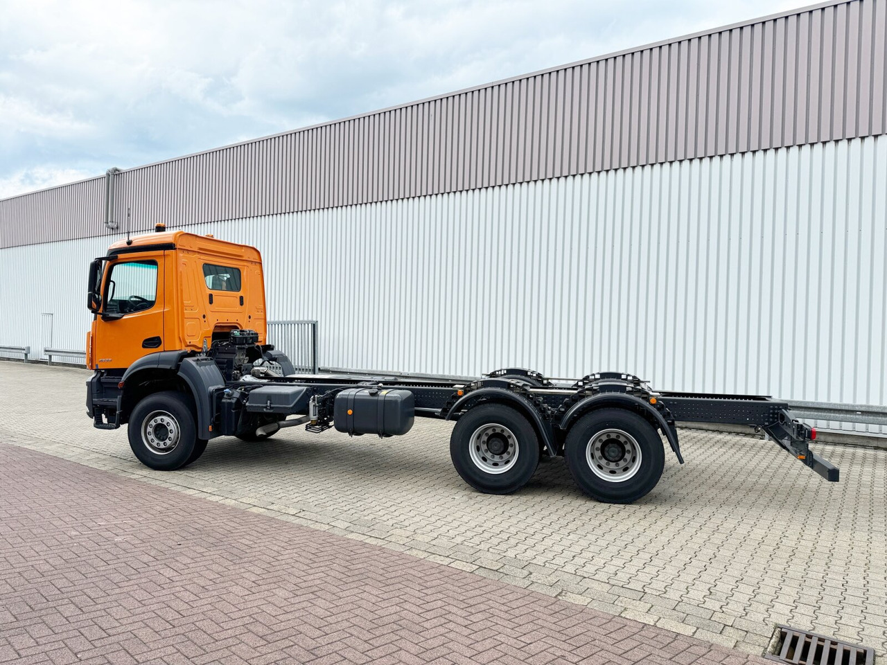 Mercedes-Benz Arocs 2633 6x4, Automatik, 2x Nebenantrieb Arocs 2633 6x4, 2x Nebenantrieb - Podvozek s kabinou: obrázek 2 Mercedes-Benz Arocs 2633 6x4, Automatik, 2x Nebenantrieb Arocs 2633 6x4, 2x Nebenantrieb - Podvozek s kabinou: obrázek 2
