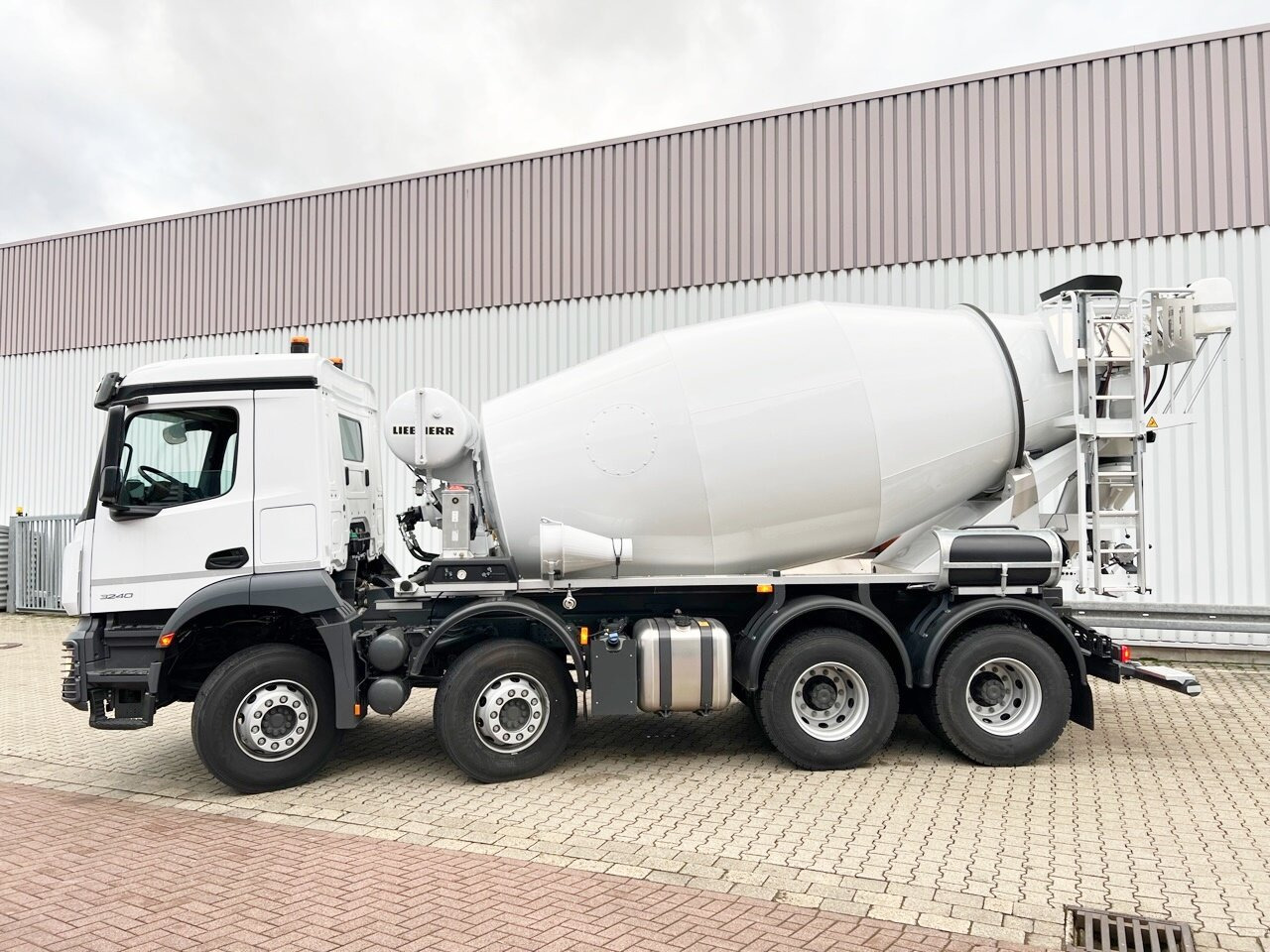 Mercedes-Benz Arocs 3240 B 8x4/4 Arocs 3240 B 8x4/4, Liebherr HTM 905 Mischer ca. 9m³, Multimedia Cockpit, Navi - Autodomíchávač: obrázek 2 Mercedes-Benz Arocs 3240 B 8x4/4 Arocs 3240 B 8x4/4, Liebherr HTM 905 Mischer ca. 9m³, Multimedia Cockpit, Navi - Autodomíchávač: obrázek 2
