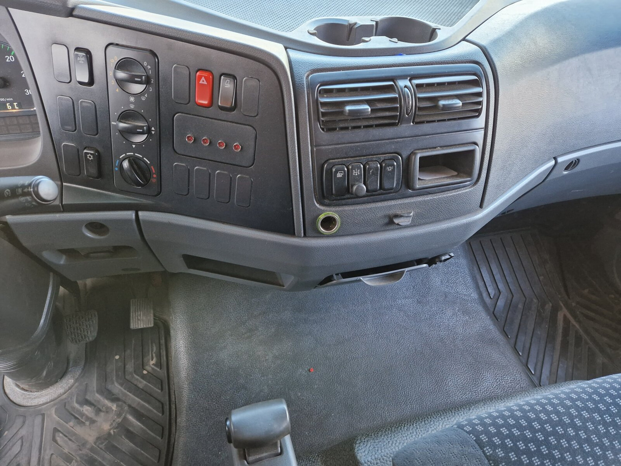 Mercedes-Benz Atego 1218 L 4x2 1218 L 4x2, Fassi Kran F 95A21 5.9m-1.545 kg, - Auto s hydraulickou rukou: obrázek 4 Mercedes-Benz Atego 1218 L 4x2 1218 L 4x2, Fassi Kran F 95A21 5.9m-1.545 kg, - Auto s hydraulickou rukou: obrázek 4