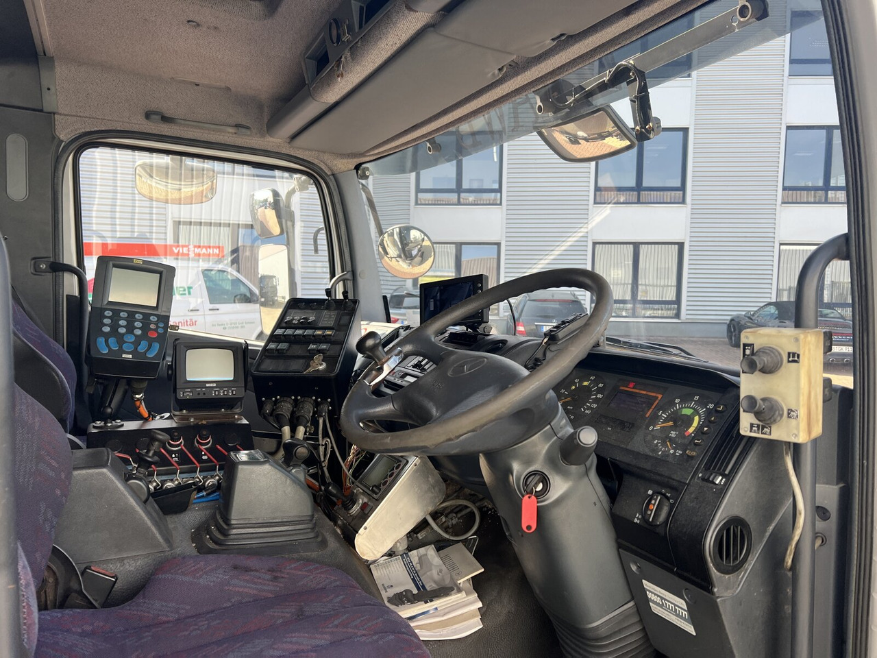 Mercedes-Benz Atego 1828 L 4x2 Atego 1828 L 4x2, Rechtslenker, Winterdienstaustattung - Podvozek s kabinou: obrázek 4 Mercedes-Benz Atego 1828 L 4x2 Atego 1828 L 4x2, Rechtslenker, Winterdienstaustattung - Podvozek s kabinou: obrázek 4