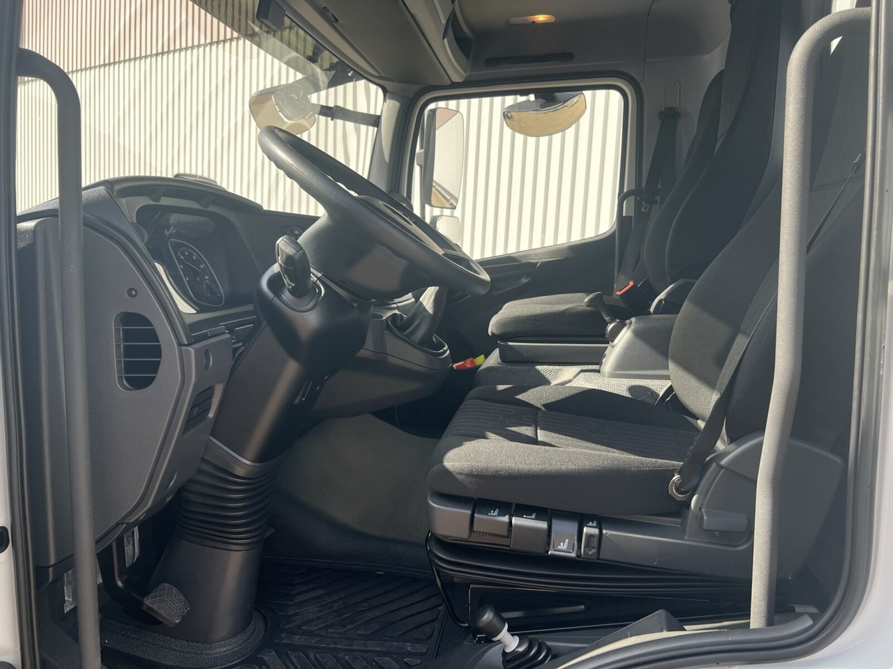 Mercedes-Benz Atego 818/23 K 4x2 Atego 818/23 4x2, 2x AHK, Meiller-Kipper, mehrfach Vorhanden! - Podvozek s kabinou: obrázek 4 Mercedes-Benz Atego 818/23 K 4x2 Atego 818/23 4x2, 2x AHK, Meiller-Kipper, mehrfach Vorhanden! - Podvozek s kabinou: obrázek 4