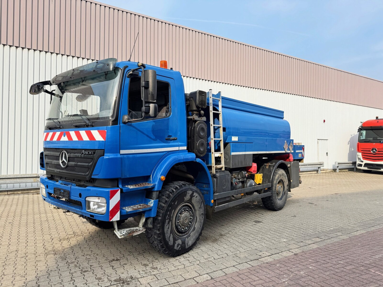 Mercedes-Benz Axor 1829 A 4x4 Axor 1829 A 4x4, Willig Tank ca. 8500l, 2 Kammern - Cisternové vozidlo: obrázek 1 Mercedes-Benz Axor 1829 A 4x4 Axor 1829 A 4x4, Willig Tank ca. 8500l, 2 Kammern - Cisternové vozidlo: obrázek 1