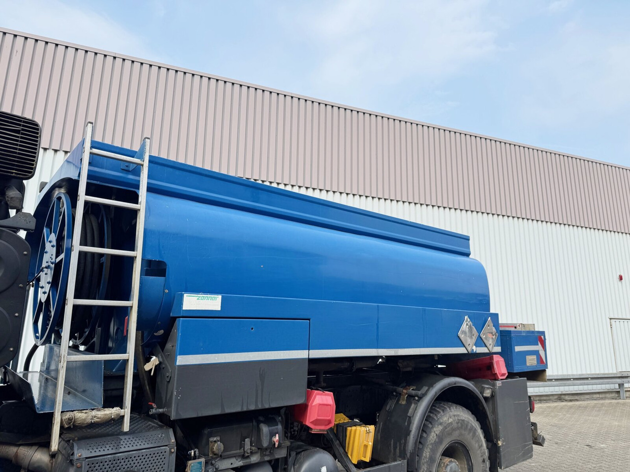 Mercedes-Benz Axor 1829 A 4x4 Axor 1829 A 4x4, Willig Tank ca. 8500l, 2 Kammern - Cisternové vozidlo: obrázek 4 Mercedes-Benz Axor 1829 A 4x4 Axor 1829 A 4x4, Willig Tank ca. 8500l, 2 Kammern - Cisternové vozidlo: obrázek 4
