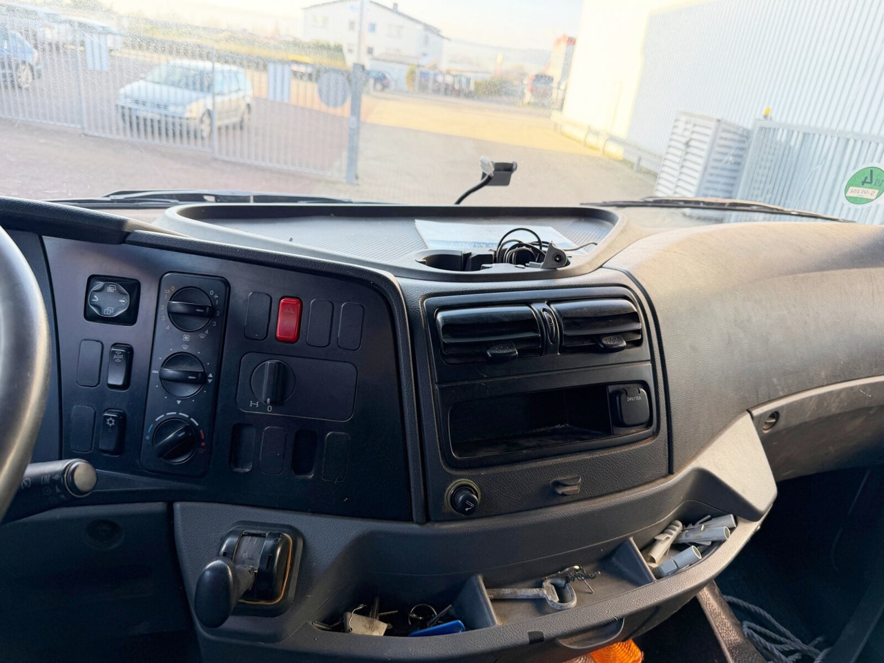 Mercedes-Benz Axor 1829 L 4x2 Axor 1829 L 4x2, 6-Sitzer - Nákladní automobil valníkový/ Plošinový: obrázek 4 Mercedes-Benz Axor 1829 L 4x2 Axor 1829 L 4x2, 6-Sitzer - Nákladní automobil valníkový/ Plošinový: obrázek 4