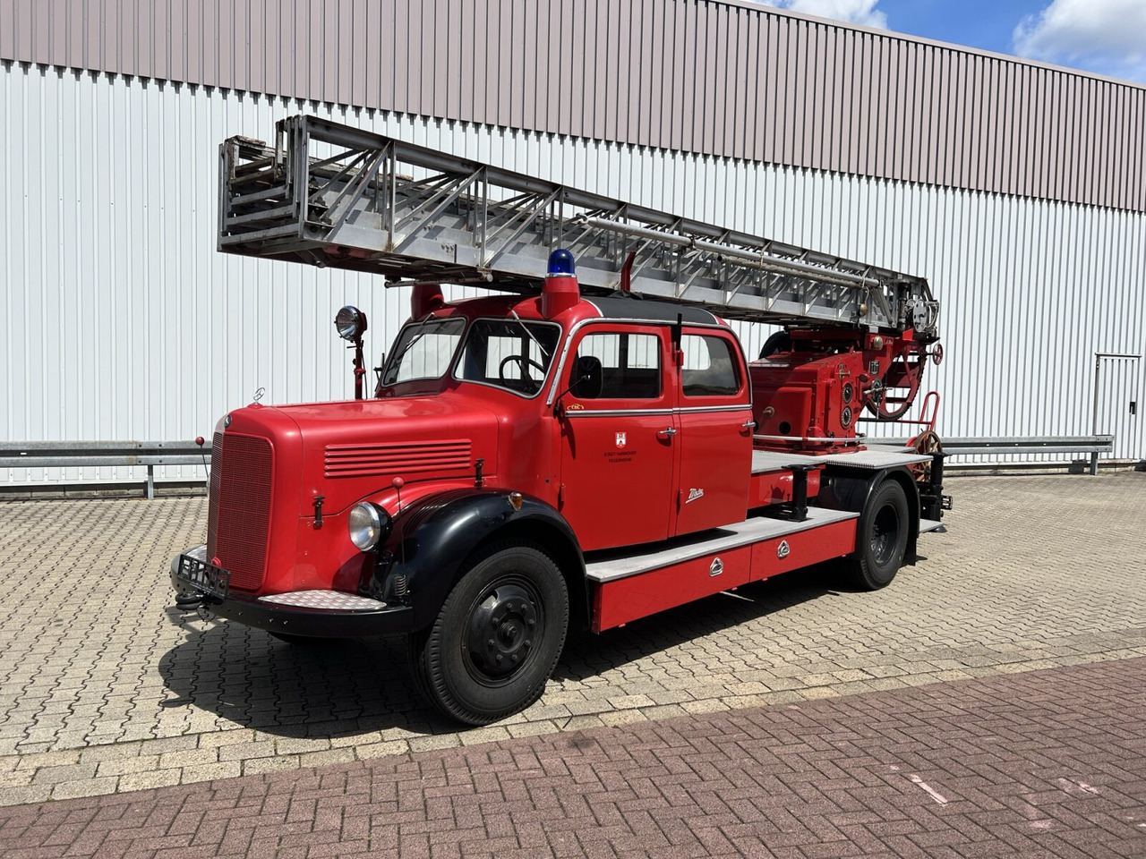 Mercedes-Benz LF 311 3250/3500 - Oldtimer Feuerwehrfahrzeug LF 311 3250/3500 - Oldtimer Feuerwehrfahrzeug - Hasičský vůz: obrázek 1 Mercedes-Benz LF 311 3250/3500 - Oldtimer Feuerwehrfahrzeug LF 311 3250/3500 - Oldtimer Feuerwehrfahrzeug - Hasičský vůz: obrázek 1